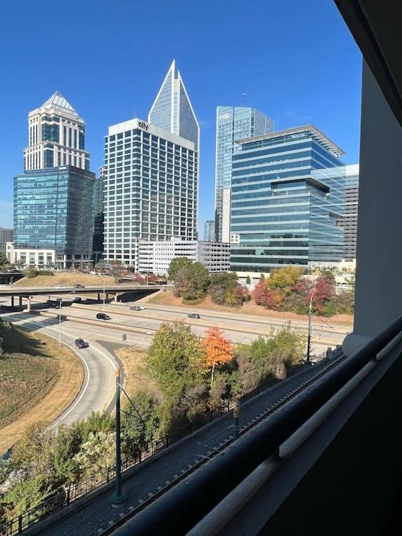 Spacious 2 Bedroom 2 Bathroom Apartment With Balcony In Uptown Charlotte! City Views & Free Parking! מראה חיצוני תמונה