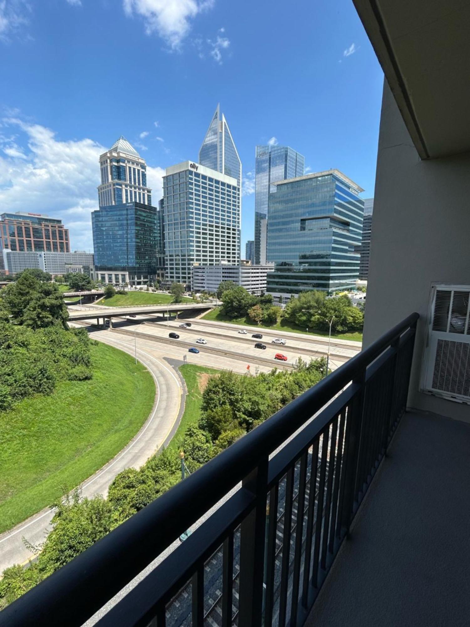 Spacious 2 Bedroom 2 Bathroom Apartment With Balcony In Uptown Charlotte! City Views & Free Parking! מראה חיצוני תמונה