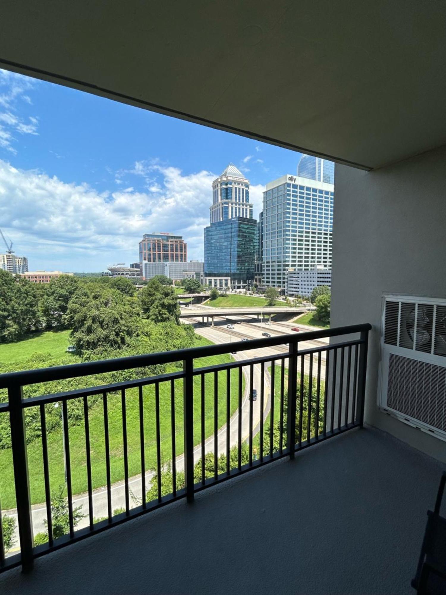 Spacious 2 Bedroom 2 Bathroom Apartment With Balcony In Uptown Charlotte! City Views & Free Parking! מראה חיצוני תמונה